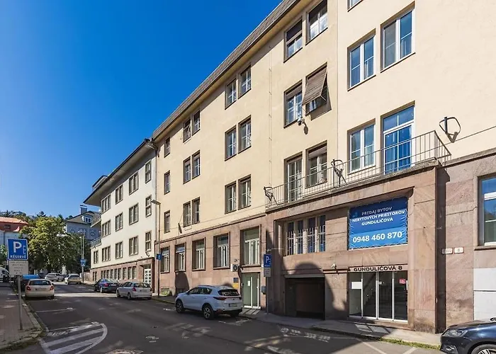 Stylish Next To President Palace * براتسيلافا